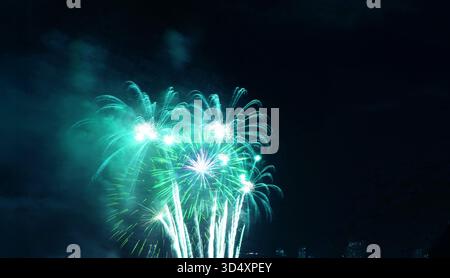 Atemberaubendes, leuchtendes arktisches blaues Feuerwerk, das am Nachthimmel explodiert Stockfoto