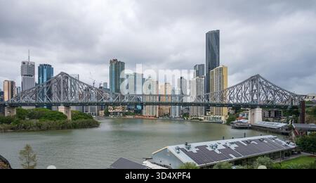 Blick vom Wilson Outlook Reserve of Story Bridge und der Skyline des Brisbane Central Buisiness District, Brisbane, Queensland, Australien Stockfoto
