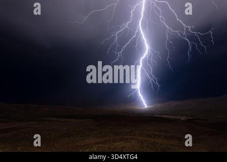 Mächtiger Blitz aus Arizona von einem Monsungewitter Stockfoto