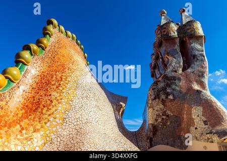 Vier dekorierte Schornsteine auf dem Dach, mit dem Drachenrücken. Casa Batlló wurde von Antoni Gaudi entworfen und ist ein Gebäude von Passeig de Gràcia im Zentrum von Stockfoto