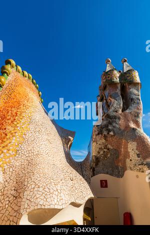 Vier dekorierte Schornsteine auf dem Dach, mit dem Drachenrücken. Casa Batlló wurde von Antoni Gaudi entworfen und ist ein Gebäude von Passeig de Gràcia im Zentrum von Stockfoto