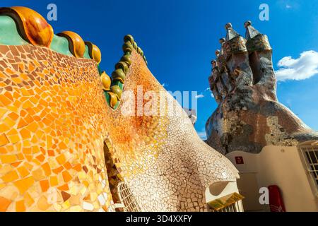 Vier dekorierte Schornsteine auf dem Dach, mit dem Drachenrücken. Casa Batlló wurde von Antoni Gaudi entworfen und ist ein Gebäude von Passeig de Gràcia im Zentrum von Stockfoto