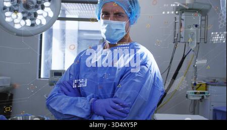 Stehender Chirurg faltet Arme, trägt Kleid, Mütze, Maske und Handschuhe in OP, HUD-Overlays Stockfoto