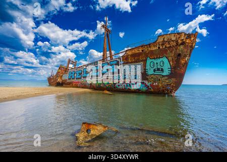 Der Strand von Valtaki und das Wrack des Dimitrios-Schiffes, Griechenland Stockfoto