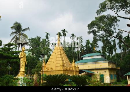 Buddha-Statue in Seema Bihar, Ramu - das spirituelle Herz der Ruhe Stockfoto