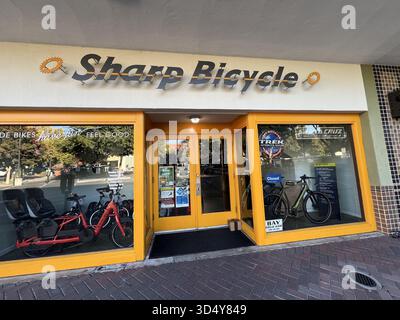 Lafayette, Usa. Oktober 2025. Facade of Sharp Bicycle, Lafayette, Kalifornien, 17. Oktober 2025. (Foto: Smith Collection/Gado/SIPA USA) Credit: SIPA USA/Alamy Live News Stockfoto