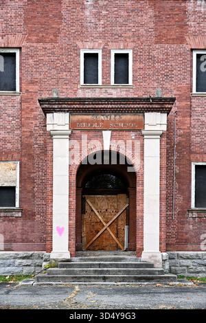 GREAT BARRINGTON, MASSACHUSETTES - 31. OKT 2025: Haupteingang am Searles Middle School Gebäude, wird renoviert, um ein Boutique-Hotel zu werden. Stockfoto