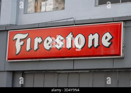 Usa. 30. September 2025. Nahaufnahme des Firestone-Schilds an der Außenseite eines Autowerkstatt in San Francisco, Kalifornien, 30. September 2025. (Foto: Smith Collection/Gado/SIPA USA) Credit: SIPA USA/Alamy Live News Stockfoto