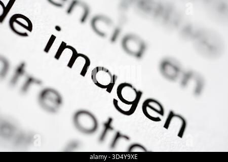 Diese Nahaufnahme zeigt das spanische Wort imagen deutlich auf weißem Papier gedruckt und betont Schrift und Textur bei einer detaillierten Untersuchung. Stockfoto