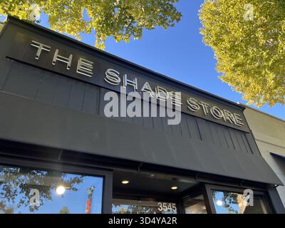 Lafayette, Usa. Oktober 2025. Beschilderung für den Shade Store im Zentrum von Lafayette, Kalifornien, 17. Oktober 2025. (Foto: Smith Collection/Gado/SIPA USA) Credit: SIPA USA/Alamy Live News Stockfoto