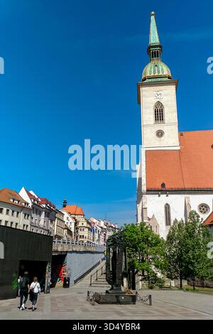 Bratislava, Slowakei - 29. April 2018 - St. martin-Kathedrale in bratislava an einem sonnigen Tag mit blauem Himmel und Touristen. Stockfoto