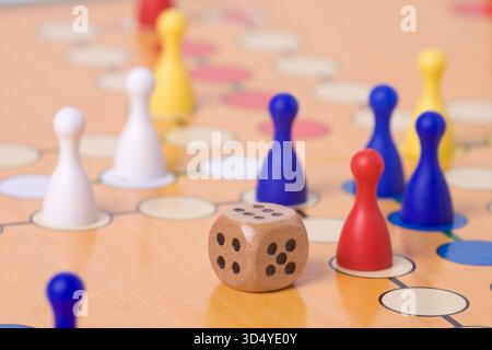Brettspiel mit Farbenpöppchen das Brettspiel mit Farbenpöppchen Copyright: XIMAGO/Zoonar.com/JirixHerax 1036612060st Stockfoto