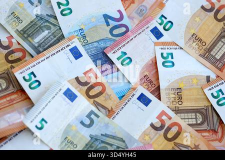 Euro-Banknoten in großer Höhe liegen in Nahaufnahme auf dem Tisch. Riesige Menge an Bargeld in der Europäischen Union auf glatter Oberfläche. Business- und Rich Life-Konzept Stockfoto