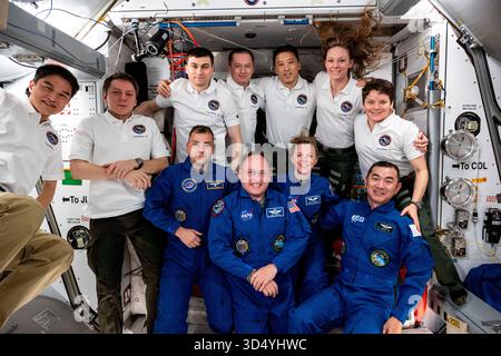 ISS – 2. August 2025 – ISS Expedition 73 posiert für ein Porträt, nachdem sie vier neue Besatzungsmitglieder begrüßt hatte, kurz nachdem sie mit einem SpaceX Dragon Crew-Raumschiff im Rahmen der NASA-Mission SpaceX Crew-11 angekommen waren. In der ersten Reihe von links befinden sich die neuesten Crewkollegen Roscosmos-Kosmonaut Oleg Platonov, die NASA-Astronauten Mike Fincke und Zena Cardman sowie der JAXA-Astronaut Kimiya Yui. In der hinteren Reihe befinden sich JAXA-Astronaut Takuya Onishi, Roscosmos-Kosmonauten Kirill Peskow, Alexey Zubritsky und Sergej Ryschhikow sowie die NASA-Astronauten Jonny Kim, Nichole Ayers und Anne McClain-Pho Stockfoto