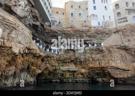 Das Restaurant Grotta Palazzese, ein exklusives Restaurant in einer natürlichen Kalksteinhöhle in Polignano a Mare, Apulien, Italien. Stockfoto
