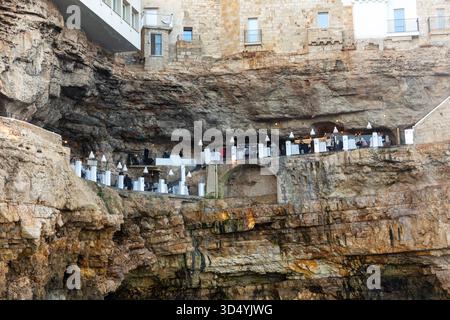 Das Restaurant Grotta Palazzese, ein exklusives Restaurant in einer natürlichen Kalksteinhöhle in Polignano a Mare, Apulien, Italien. Stockfoto