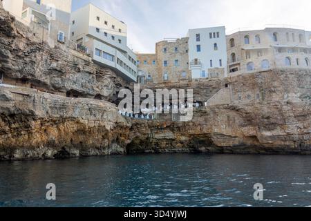 Das Restaurant Grotta Palazzese, ein exklusives Restaurant in einer natürlichen Kalksteinhöhle in Polignano a Mare, Apulien, Italien. Stockfoto