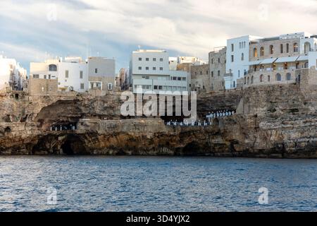 Das Restaurant Grotta Palazzese, ein exklusives Restaurant in einer natürlichen Kalksteinhöhle in Polignano a Mare, Apulien, Italien. Stockfoto