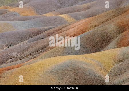Teildetail des Hügels mit seltenen, siebenfarbigen Erden aus Chamarel, Terres des Couleurs, Chamarel Natural Park, Chamarel, Mauritius Stockfoto