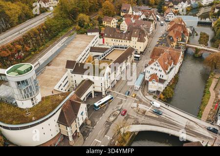Städtische Kreuzungen im Herbst, Luftaufnahme mit Straßen, Brücken und Fluss, ZOB Calw, Hermann Hessebahn, Calw, Deutschland Stockfoto