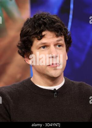 Miami, Vereinigte Staaten Von Amerika. November 2025. DORAL, FL – 12. November 2025: Jesse Eisenberg wird während der Despierta America Morning Show in Doral, Florida, gesehen. (Foto: Alberto E. Tamargo/SIPA USA) Credit: SIPA USA/Alamy Live News Stockfoto