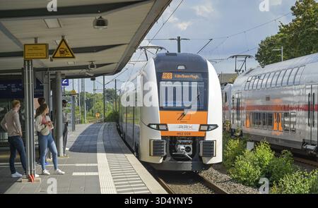 Zug RRX Regional Express, Rhein-Ruhr-Express, Bahnhof Bad Oeynhausen, Bezirk Minden-Lübecke, Nordrhein-Westfalen, Deutschland Stockfoto