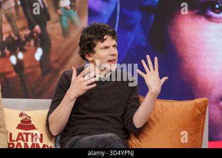 Miami, Vereinigte Staaten Von Amerika. November 2025. DORAL, FL – 12. November 2025: Jesse Eisenberg wird während der Despierta America Morning Show in Doral, Florida, gesehen. (Foto: Alberto E. Tamargo/SIPA USA) Credit: SIPA USA/Alamy Live News Stockfoto