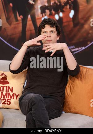 Miami, Vereinigte Staaten Von Amerika. November 2025. DORAL, FL – 12. November 2025: Jesse Eisenberg wird während der Despierta America Morning Show in Doral, Florida, gesehen. (Foto: Alberto E. Tamargo/SIPA USA) Credit: SIPA USA/Alamy Live News Stockfoto
