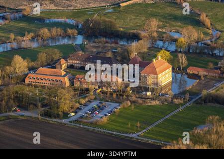 Die Burg Oberwerries ist eine zweiflügelige Wasserburg in der Lippaue des Landkreises Hamm-Heessen. Gefüllte Transplantate nach dem Bau, Stockfoto