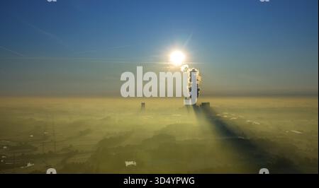 Luftaufnahme, RWE Kohlekraftwerk Westfalen, Morgeneindruck, im Vergleich zum blauen Himmel und Kraftwerksrauch, Kühlturm, Hamm, Ruhrgebiet Stockfoto