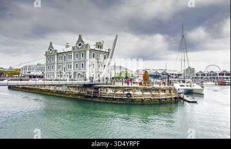 Kapstadt, Südafrika - 8. März 2023: Werft legt an V and A Waterfront Harbour an Stockfoto