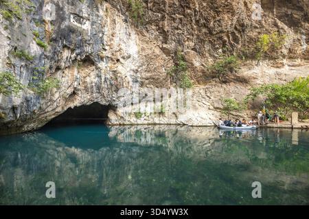 Blagaj, Bosnien und Herzegowina - 9. Juli 2024: Buna in der Nähe des Klosters Blagaj Tekke. Die Gruppe im Boot geht in die Höhle mit Reflexion im Wasser. Felsiges c Stockfoto