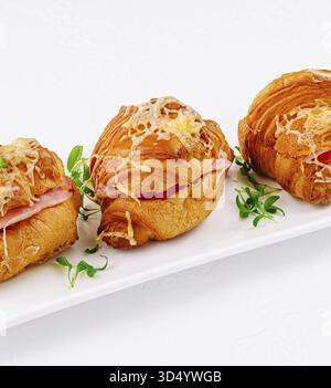 Essen, frische Croissants gefüllt mit Schinken und Käse Stockfoto