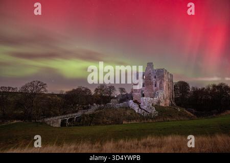 Die Nordlichter (Aurora Borealis) über den Ruinen von Norham Castle Stockfoto