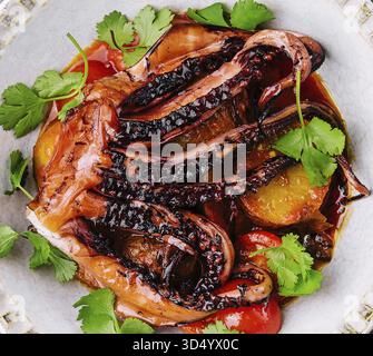 Essen, gegrillter Tintenfisch mit Gemüse von oben Stockfoto