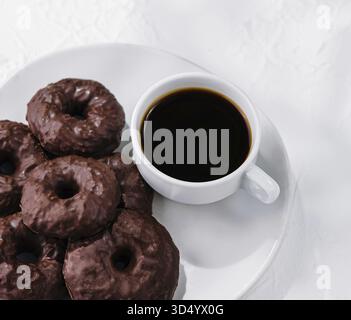 Essen, Kekse in Schokoladenglasur mit einer Tasse Kaffee Stockfoto