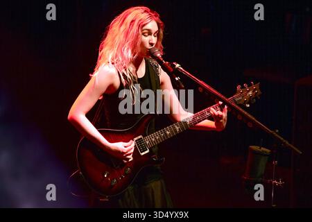 The Warning (Daniela Villarreal-Gitarre), live als Teil der „Keep Me Fed World Tour 2025“. El Teatro Flores, Buenos Aires. Stockfoto