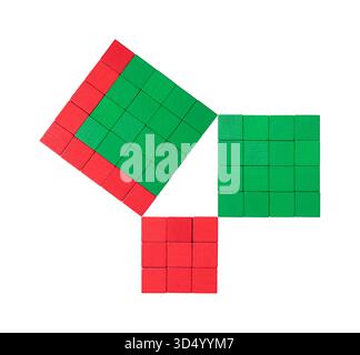Kleinstes pythagoräisches Dreieck, ein rechtes Dreieck, dargestellt mit hölzernen Farbwürfeln. Stockfoto