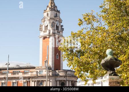 LONDON - 6. OKTOBER 2025: Uhrenturm der Lambeth Town Hall auf Brixton Hill, Brixton Stockfoto