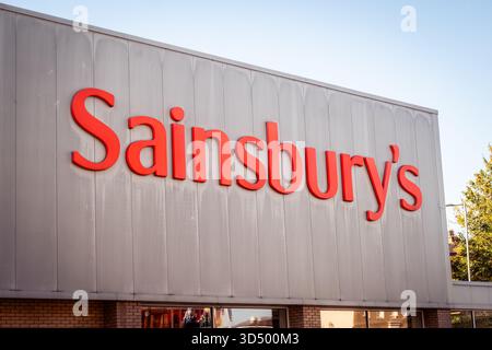 LONDON – 6. OKTOBER 2025: Sainsbury’s Brixton – Supermarkt-Filiale an der Brixton Road Stockfoto