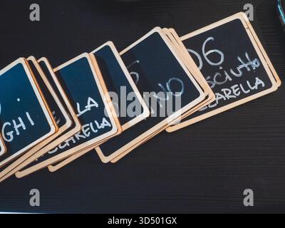 Cremona, Italien 27. September 2025 Tafelkarten mit handgeschriebenen italienischen Speisen und Preisen auf einem dunklen Holztisch, die ein rustikales Café bieten Stockfoto