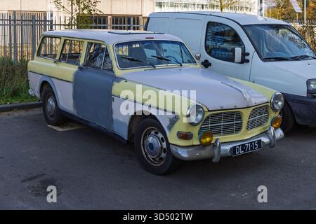 Ein klassischer Volvo B18 (wahrscheinlich ein Amazon-Wagen) in zweifarbigem Gelb und Grau, teilweise restauriert, im Freien geparkt. Zutphen Niederlande, 7. November 2025. Stockfoto
