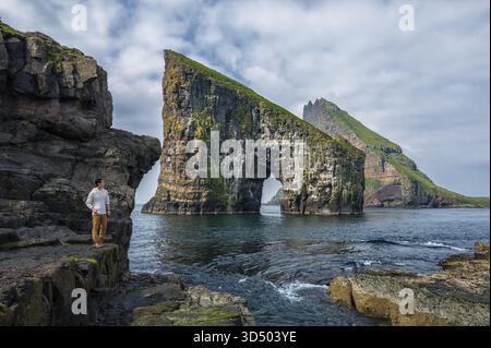Drangarnir-Felsformationen auf den Färöern Stockfoto