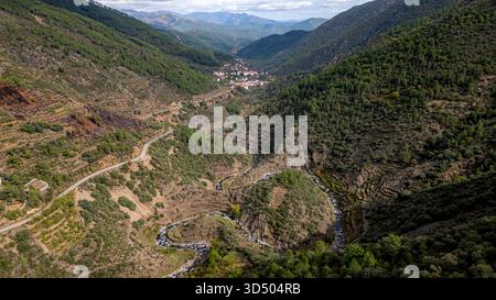 Eine spektakuläre, hochwinklige Luftaufnahme fängt die dramatische, zerklüftete Landschaft der Region Las Hurdes in Extremadura, Spanien, ein. Das Bild ist hervorzuheben Stockfoto