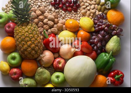 Sortiment an Obst, Nüssen und Gemüse, USA Stockfoto