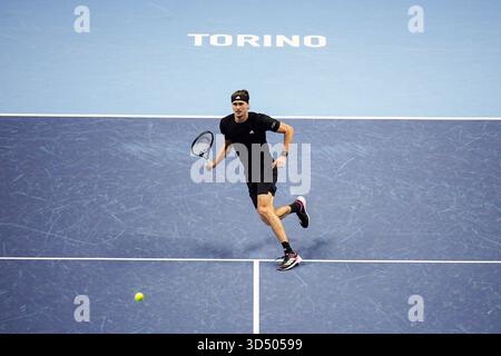 Torino, Italien. November 2025. Der deutsche Alexander Zverev kehrt den Ball an den Italiener Jannik Sinnerwährend des Einzel-Tennisspiels der ATP World Tour Finals in der Inalpi Arena in Turin zurück 2025. Sport - (Foto: Marco Alpozzi/Lapresse) Credit: LaPresse/Alamy Live News Stockfoto