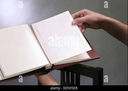 Weißer kaukasier, der die Seite im Buch dreht, USA Stockfoto