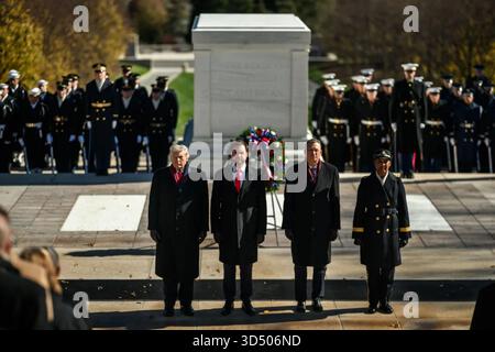 Präsident Donald J. Trump nimmt an einer Kranzniederlegung am Grabmal des unbekannten Soldaten während der Gedenkfeier zum Veteranentag auf dem Arlington National Cemetery in Arlington, Virginia, Teil. November 2025. Bild mit freundlicher Genehmigung des Weißen Hauses. Stockfoto