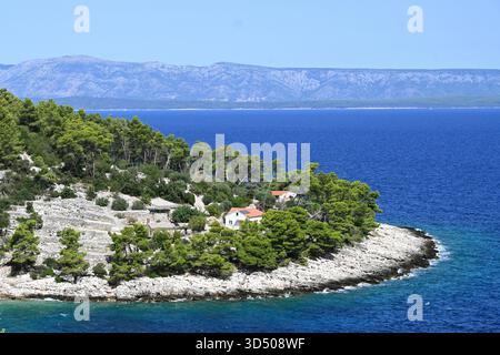Häuser am Meer auf der Adria-Insel Stockfoto