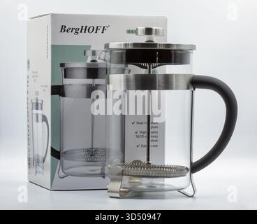 Kiew, Ukraine - 07. Dezember 2024: Studio-Shooting des Großaufnahmesystems Berghoff French Press Teekocher aus hitzebeständigem Glas und Edelstahl, platziert BE Stockfoto